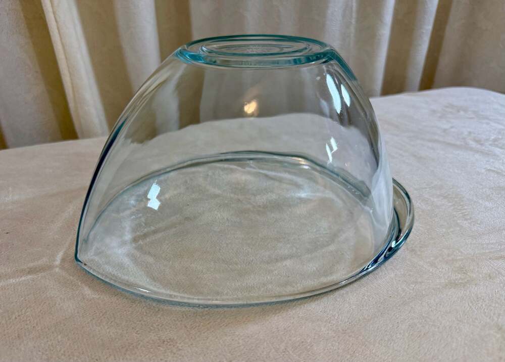 Pyrex Clear Glass Mixing Bowl with Tinted Blue Rim - Picture 5 of 5